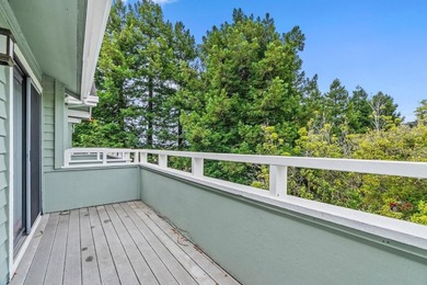 Perched on the top floor of a well-located Santa Cruz complex - photo 4