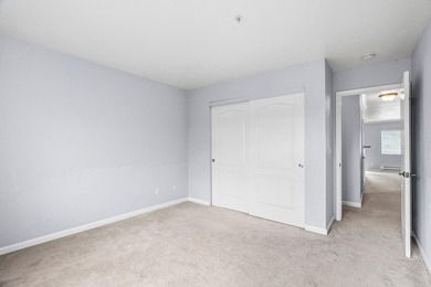 Perched on the top floor of a well-located Santa Cruz complex - photo 6