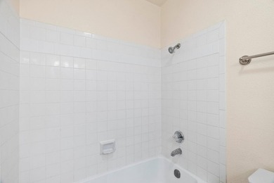 Perched on the top floor of a well-located Santa Cruz complex - photo 8