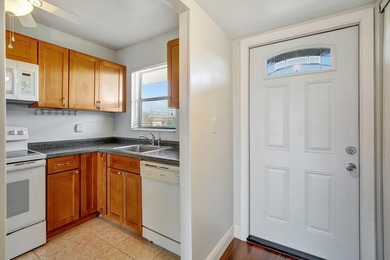 Back on the market. Experience the perfect blend of comfort and - photo 3