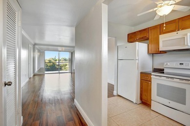 Back on the market. Experience the perfect blend of comfort and - photo 5