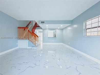 Great and newly renovated 2-bedroom, 2.5-bathroom townhome in - photo 4