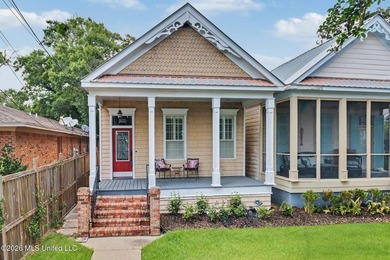 Just one block from the beach, this 2-bed shotgun house in - photo 1