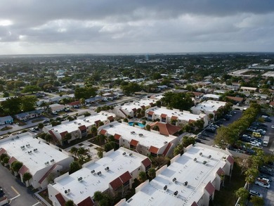 Perfect for first time homebuyers. This beautifully maintained - photo 2