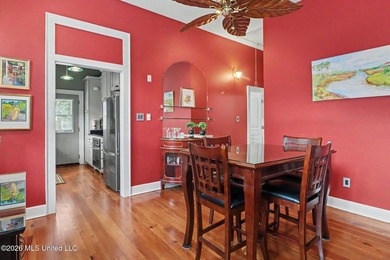Just one block from the beach, this 2-bed shotgun house in - photo 3