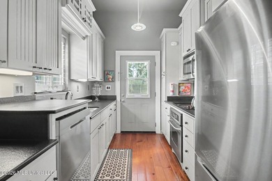 Just one block from the beach, this 2-bed shotgun house in - photo 6