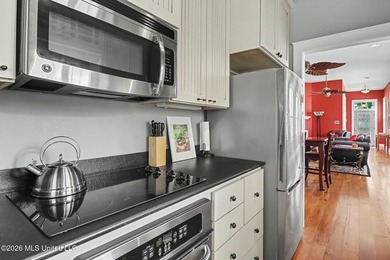 Just one block from the beach, this 2-bed shotgun house in - photo 7