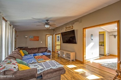 Welcome home to this spacious and meticulously maintained - photo 8