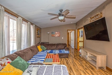 Welcome home to this spacious and meticulously maintained - photo 9