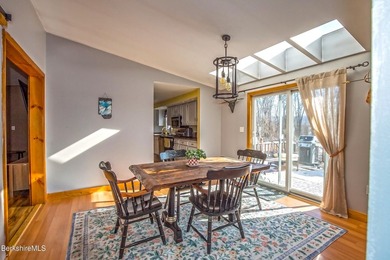 Welcome home to this spacious and meticulously maintained - photo 10