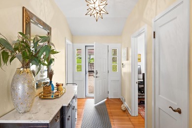 The epitome of a classic 1930s lake cottage, beautifully - photo 12