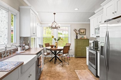 The epitome of a classic 1930s lake cottage, beautifully - photo 15