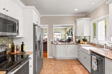 The epitome of a classic 1930s lake cottage, beautifully - photo 16