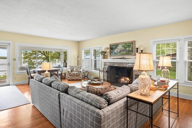 The epitome of a classic 1930s lake cottage, beautifully - photo 21
