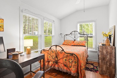 The epitome of a classic 1930s lake cottage, beautifully - photo 26