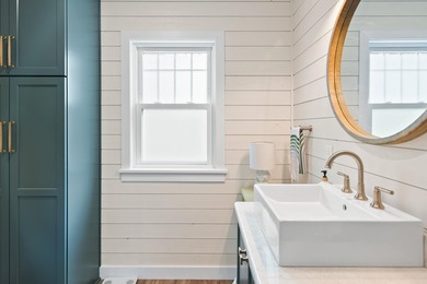 The epitome of a classic 1930s lake cottage, beautifully - photo 27