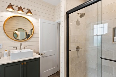 The epitome of a classic 1930s lake cottage, beautifully - photo 28
