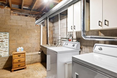 The epitome of a classic 1930s lake cottage, beautifully - photo 32