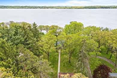 The epitome of a classic 1930s lake cottage, beautifully - photo 38