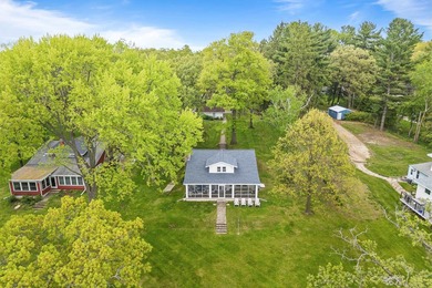 The epitome of a classic 1930s lake cottage, beautifully - photo 48