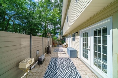 Beautifully updated condo/townhome conveniently located just - photo 17