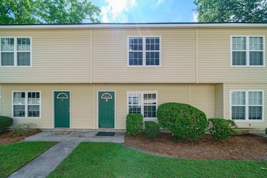 Beautifully updated condo/townhome conveniently located just - photo 18