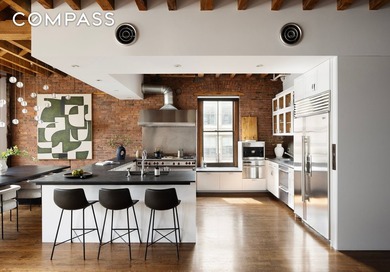 Welcome to this expansive 2,500+ square foot, 3-bedroom - photo 4