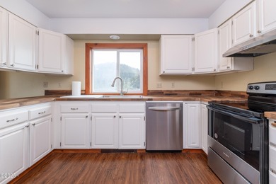Fantastic opportunity to live and work in one location! Situated - photo 13