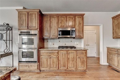 Welcome to this beautifully designed 5-bedroom, 4-bathroom home - photo 30