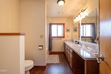 Fantastic opportunity to live and work in one location! Situated - photo 31