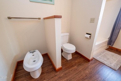 Fantastic opportunity to live and work in one location! Situated - photo 32