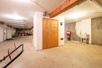 Fantastic opportunity to live and work in one location! Situated - photo 36