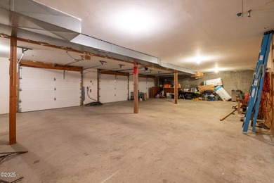 Fantastic opportunity to live and work in one location! Situated - photo 37
