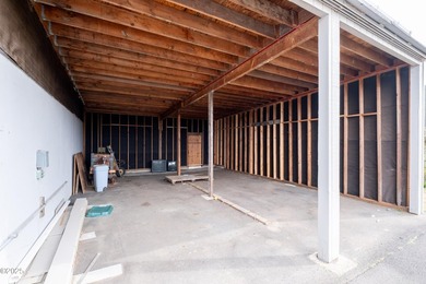 Fantastic opportunity to live and work in one location! Situated - photo 40