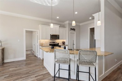 Quality Craftsmanship in a Prime Location! This stunning move-in - photo 10