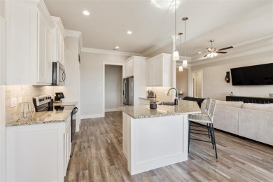 Quality Craftsmanship in a Prime Location! This stunning move-in - photo 11