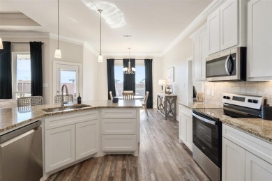 Quality Craftsmanship in a Prime Location! This stunning move-in - photo 12