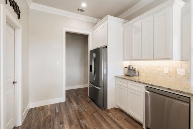 Quality Craftsmanship in a Prime Location! This stunning move-in - photo 15
