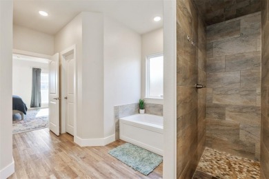 Quality Craftsmanship in a Prime Location! This stunning move-in - photo 19