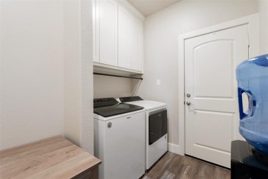 Quality Craftsmanship in a Prime Location! This stunning move-in - photo 25