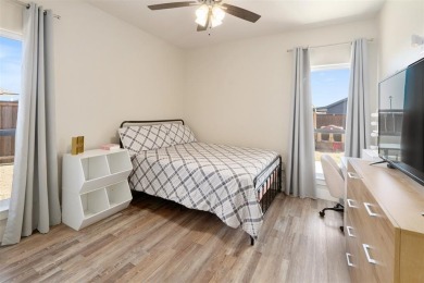 Quality Craftsmanship in a Prime Location! This stunning move-in - photo 23