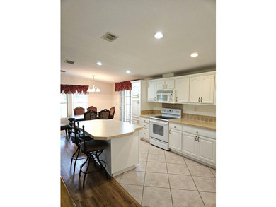 Well-designed Islander model home on a lovely, shaded golf front - photo 4