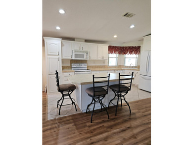 Well-designed Islander model home on a lovely, shaded golf front - photo 5