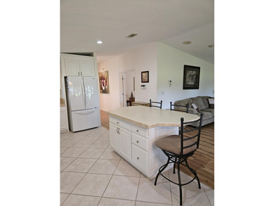 Well-designed Islander model home on a lovely, shaded golf front - photo 6