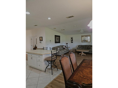Well-designed Islander model home on a lovely, shaded golf front - photo 7