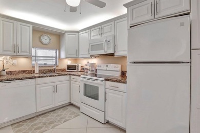 Bright Full Two Bedroom Corner With Water View On Par 3 Golf - photo 2