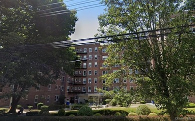 1 bed, 1 bath co-op apartment featuring a well-maintained - photo 1