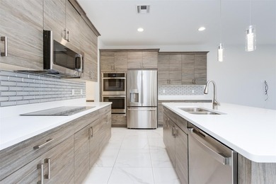 You will LOVE this stunning Lake Front Corner Townhouse. 3 - photo 5