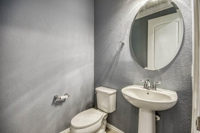 Beautifully upgraded 3BR/2.5BA two-story townhouse built in 2019 - photo 19