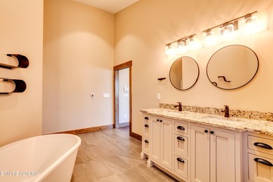 SELLER WILL ENTERTAIN ALL REASONABLE OFFERS. LAKEFRONT LUXURY - photo 33